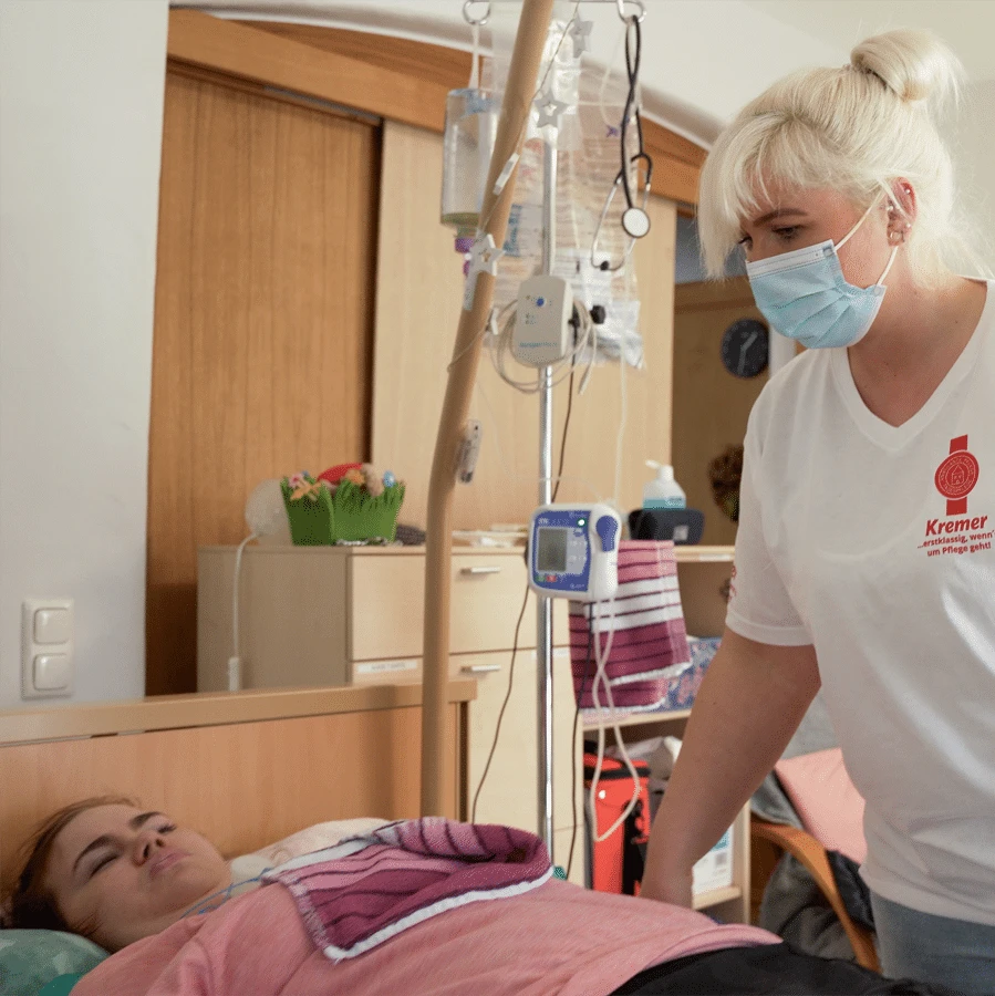 Pflegedienst Mitarbeiterin mit Kundin 8