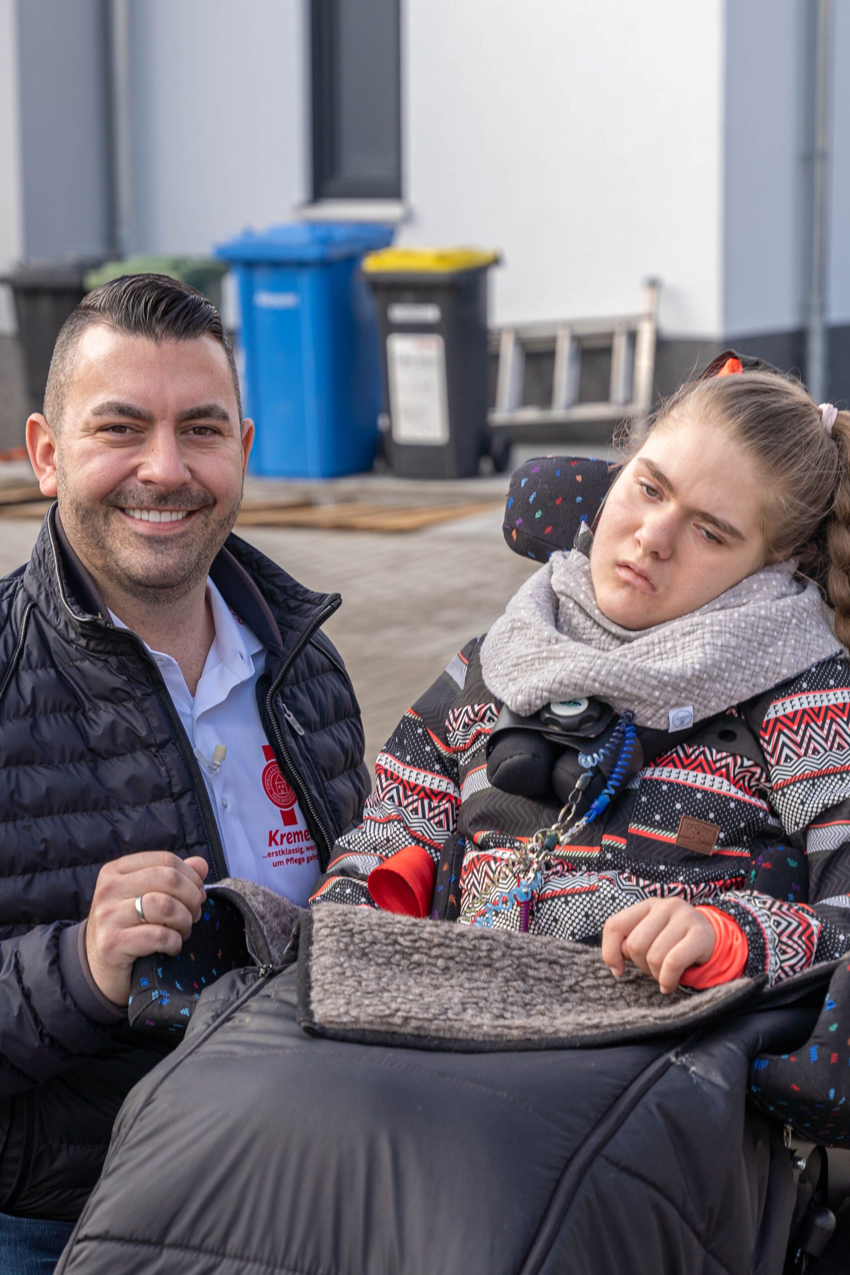 Unser Geschäftsführer und unsere Patientin an der frischen Luft.