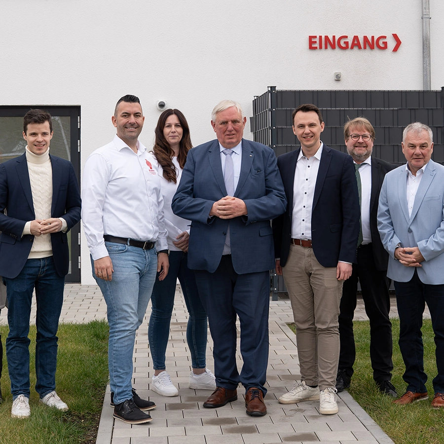 Teambild mit politischem Besuch