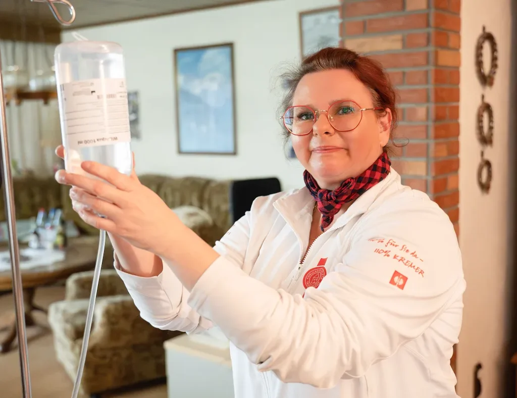 Eine Pflegekraft vom Pflegedienst Kremer bereitet eine Infusion für die professionelle außerklinische Intensivpflege in häuslicher Umgebung vor.