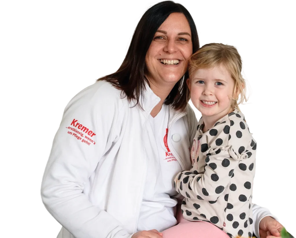Eine freundliche Pflegekraft vom Pflegedienst Kremer lächelt herzlich und hält ein kleines Kind im Arm, repräsentativ für die Kinderintensivpflege.