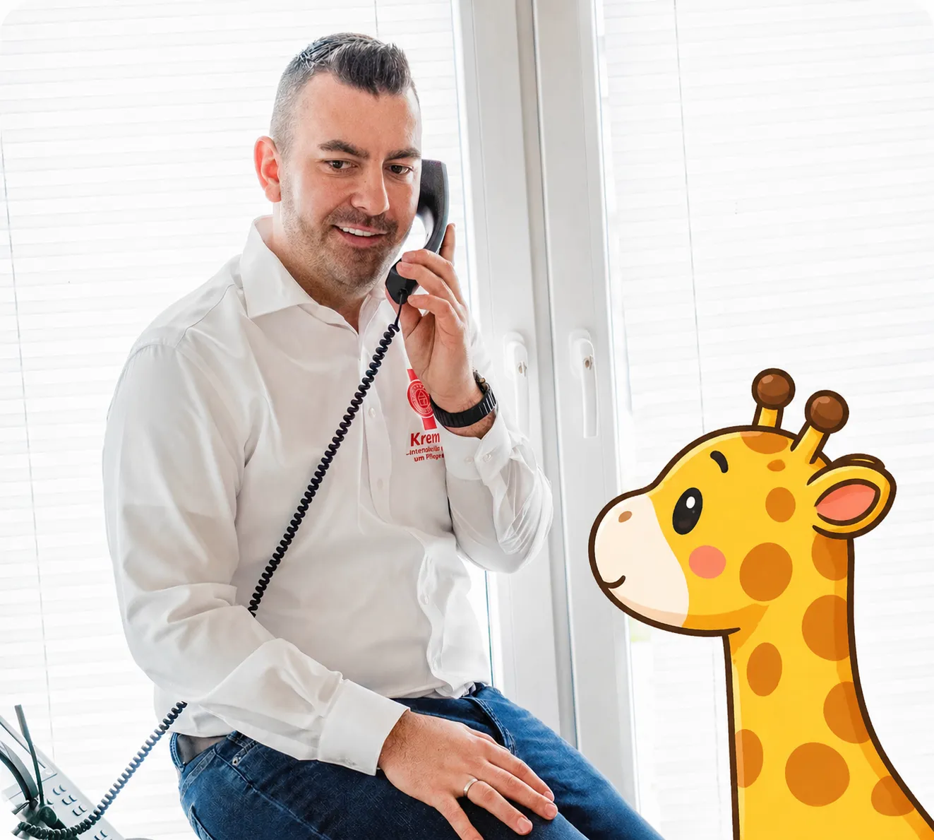Patrick Kremer vom Pflegedienst Kremer telefoniert professionell und bietet hochwertige Pflege sowie spezialisierte Kinderintensivpflege an.