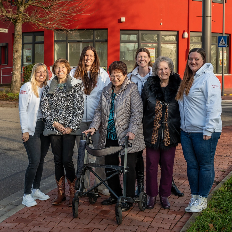 Außenaufnahme vom Team der Tagespflege Kremer mit einer Klientin