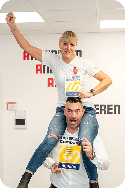 Patrick Kremer und eine Mitarbeiterin feiern die Auszeichnung als Top Company 2026 für den Premium Pflegedienst Kremer mit bester Pflege in Deutschland.