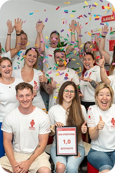Das Team vom Pflegedienst Kremer feiert die Bestnote 1,0 bei der MD-Prüfung mit Konfetti und freudiger Stimmung für hochwertige Pflege in Deutschland.