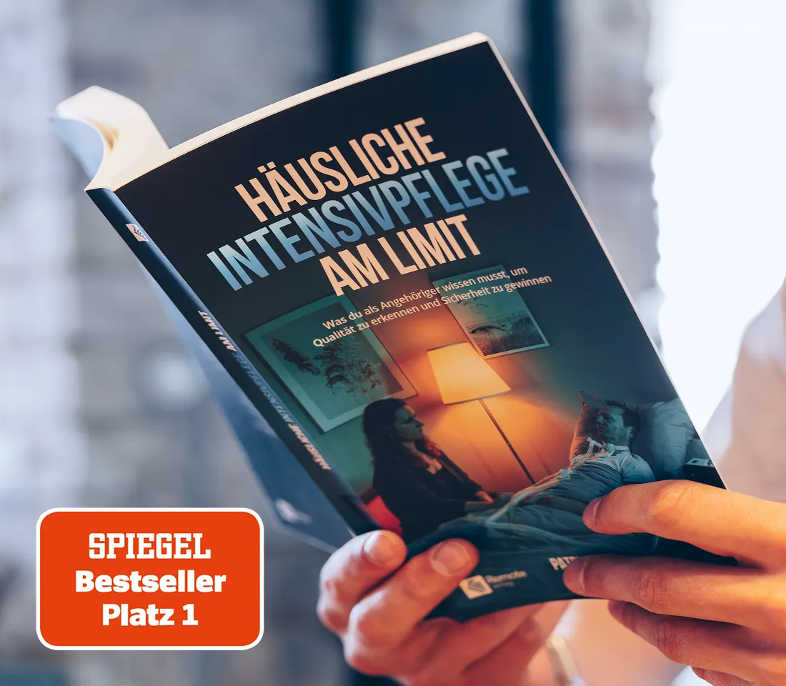 Fachbuch zur Intensivpflege von Patrick Kremer Hände halten das Buch Häusliche Intensivpflege am Limit von Patrick Kremer, das für hochwertige Pflege und Expertise im Pflegedienst Kremer steht.