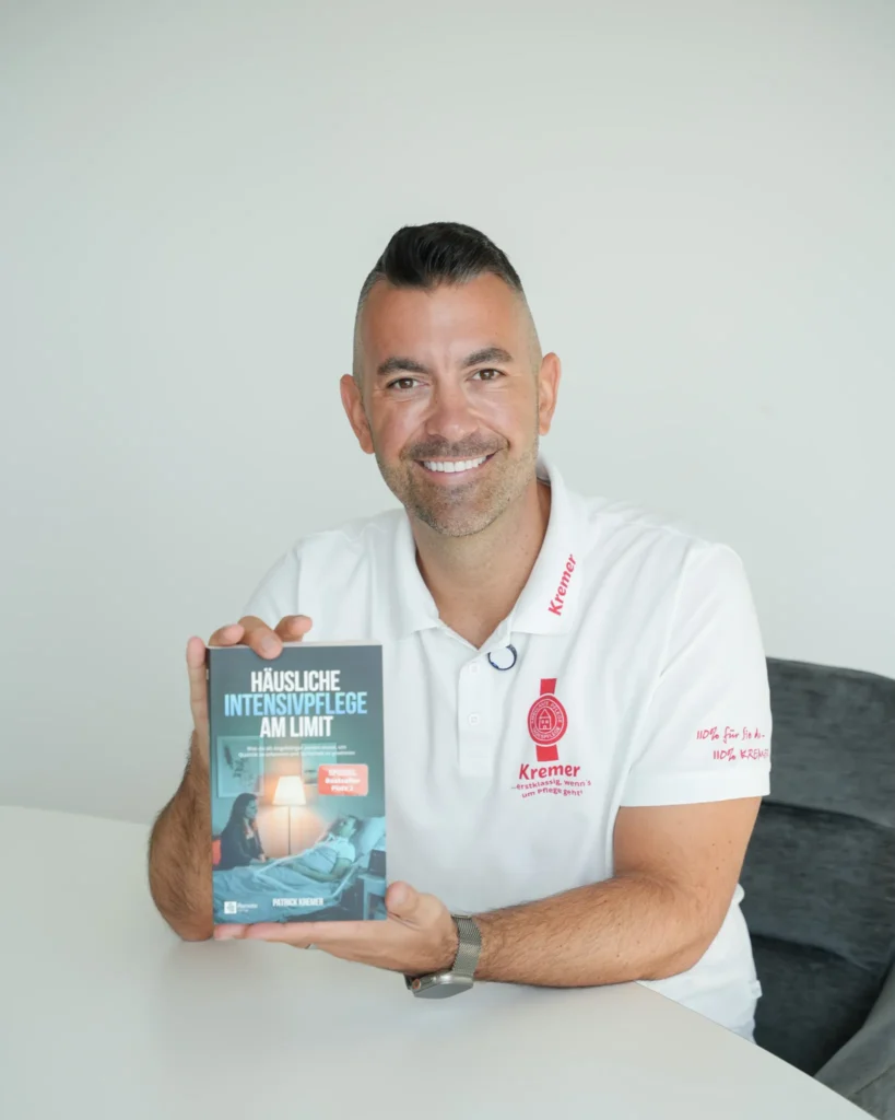 Patrick Kremer vom Pflegedienst Kremer präsentiert sein Fachbuch über hochwertige Pflege und intensive Betreuung für die beste Pflege in Deutschland.